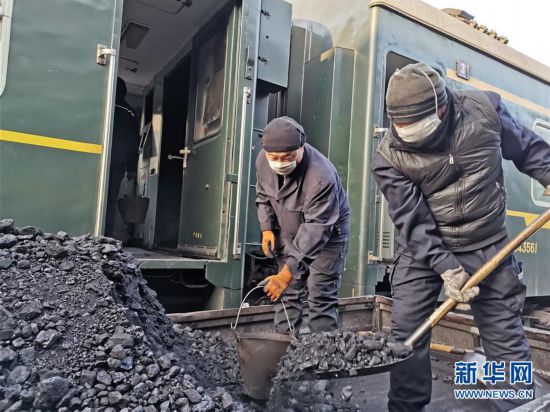 綠皮火車上煤工 每天提200多桶煤，只為溫暖回家路